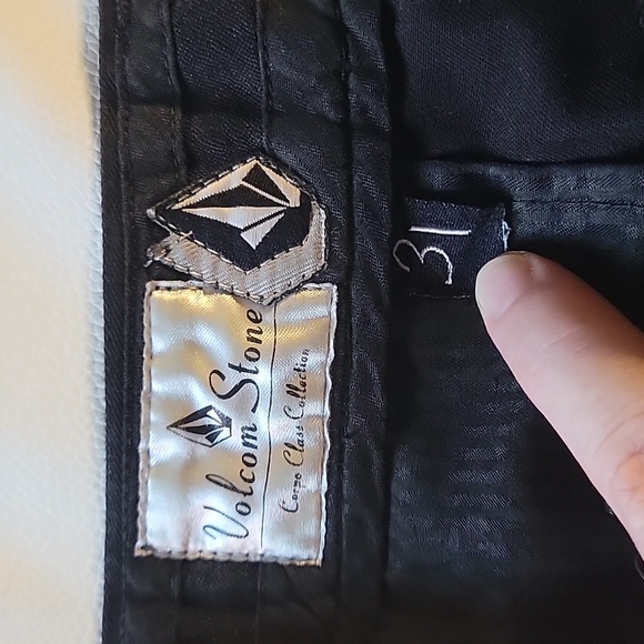 VOLCOM STONE Mens Black Striped Casual Size 31 Shorts - Picture 3 of 8